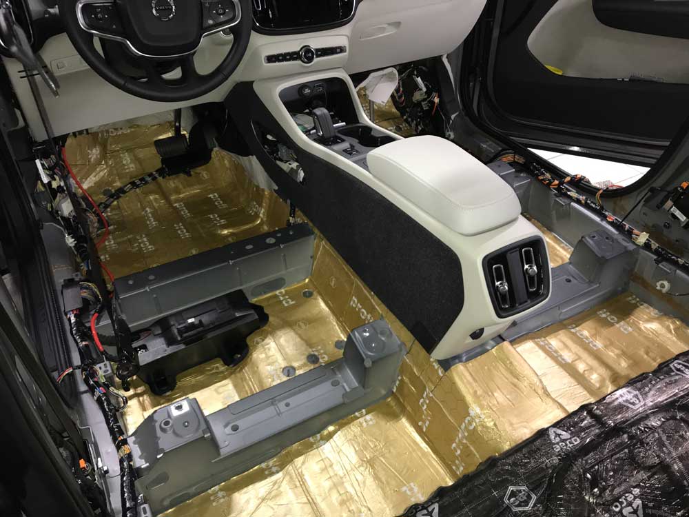 пол салона Volvo XC-40