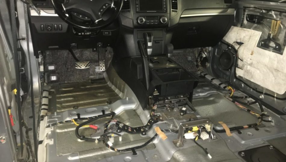 Шумоизоляция пола Mitsubishi Pajero
