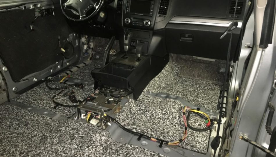 Шумоизоляция пола салона Mitsubishi Pajero