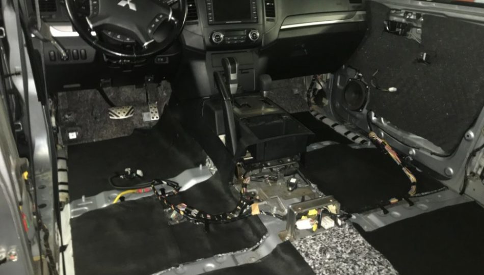 пол салона Mitsubishi Pajero
