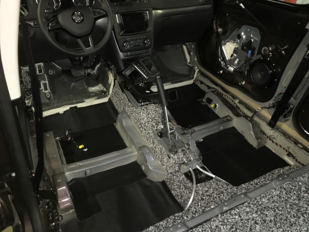 шумоизоляция пола салона Skoda Yeti