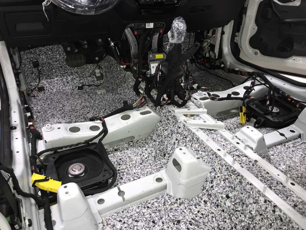 Шумоизоляция пола BMW X1