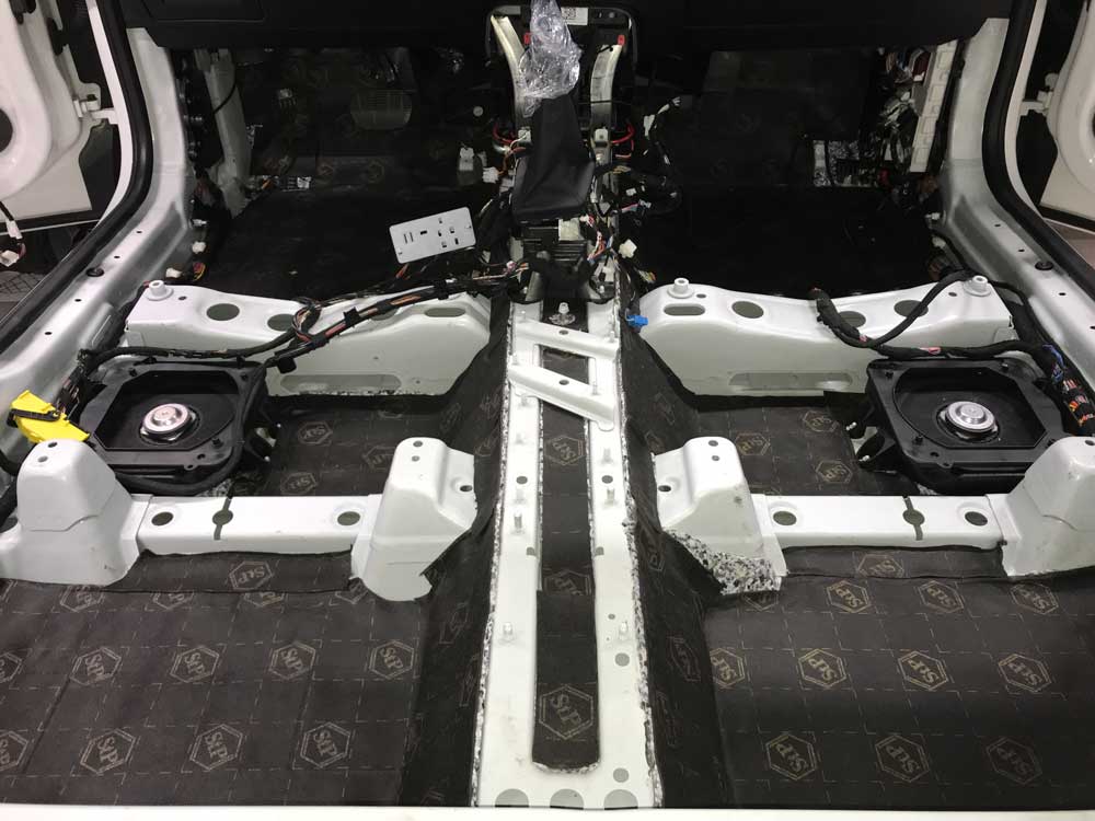Шумоизоляция пола BMW X1